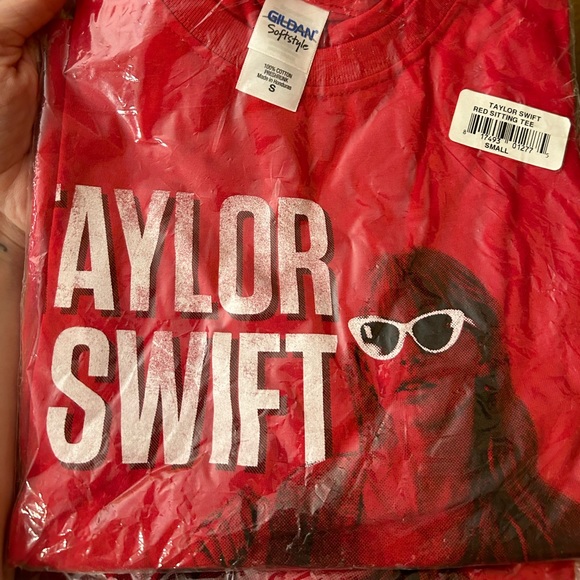 NWT Taylor Swift RED era Gildan T-Shirt Size Small - Picture 2 of 4